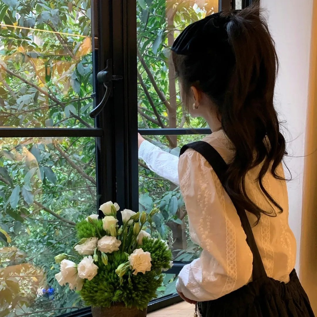 潇洒佳人淡淡妆